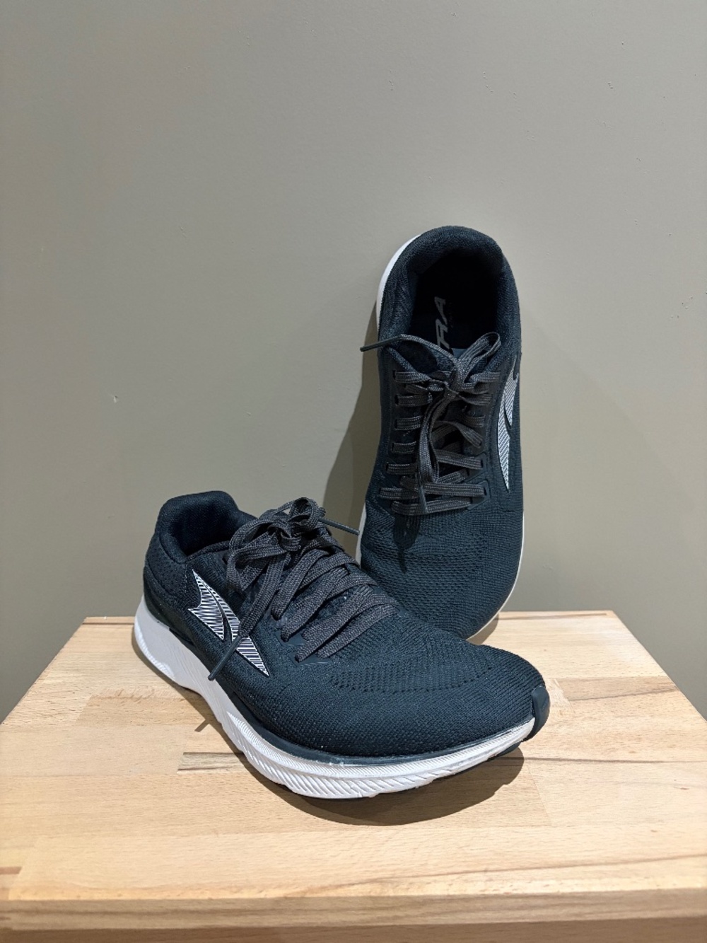 Women's Altra Escalante 3 Black/White Sz. 8